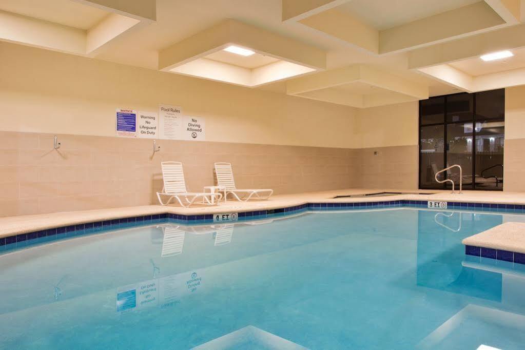 Holiday Inn Express Waycross Bagian luar foto